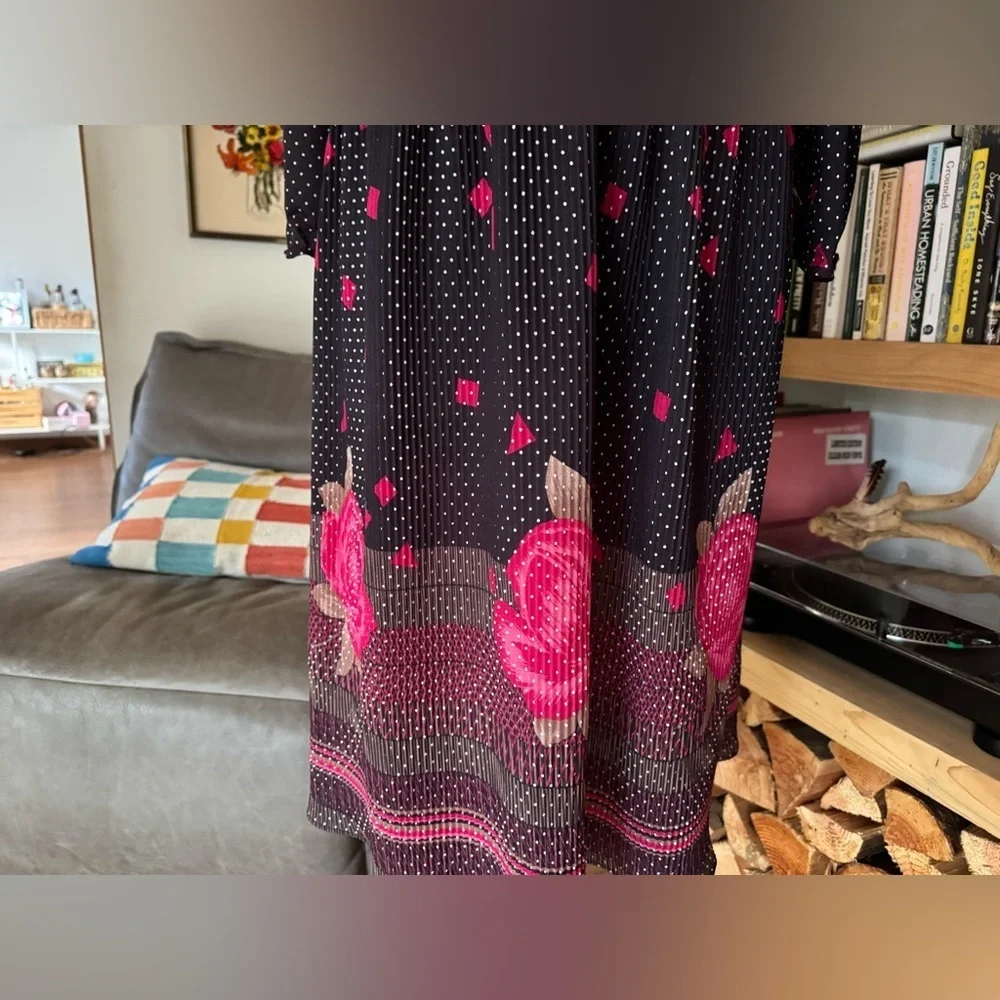 Free Flowing Vintage Loose Pleated Puff Sleeve Black and Pink Floral Dress